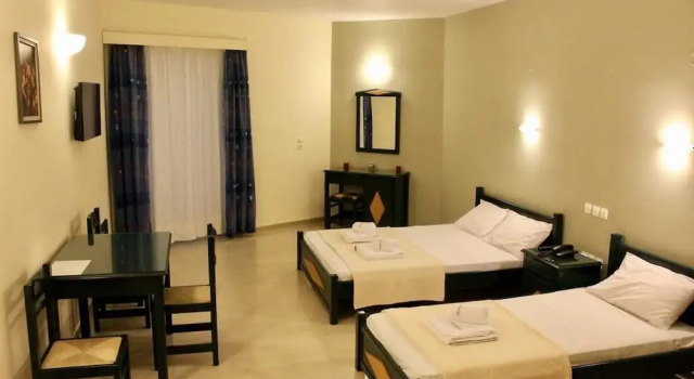 Трёхместный номер Standard с балконом Adonis Hotel