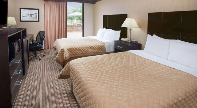 Четырёхместный номер Standard Wyndham Garden Schaumburg Chicago Northwest