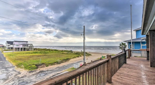 Коттедж Group Getaway w/ Deck, Steps to Crystal Beach!