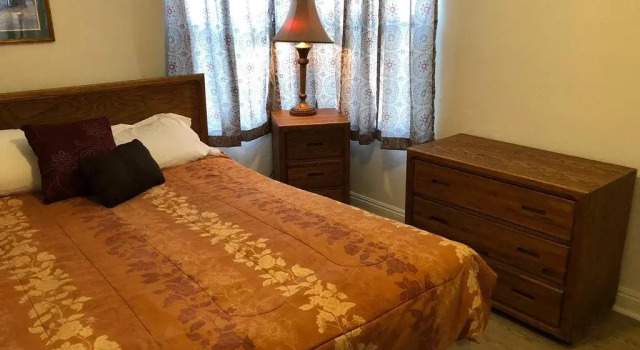 Nice 2 Bedroom in Burbank, Забронировать Отель Бербанк San Fernando Valley, рядом с Mount Sinai Memorial Park