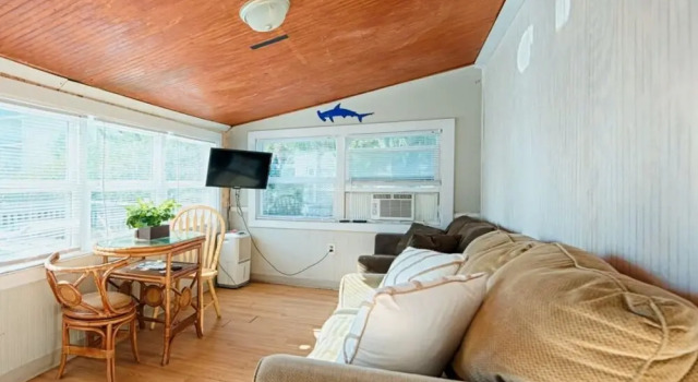Oceanfront Ocean Drive Cottage, Забронировать Дом для отпуска Отели Норт-Миртл-Бич с парковкой, рядом с Парк развлечений OD Pavilion, Парковка