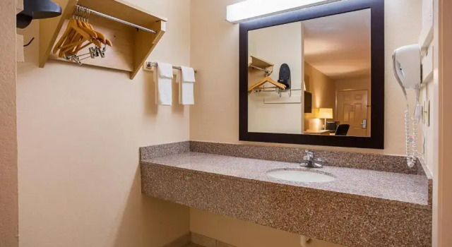 Четырёхместный номер Standard Red Roof Inn West Memphis, AR