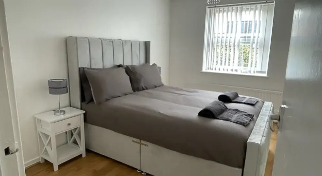 New! 4 Bedroom London House With Garden and Lawn, Забронировать Отель Отели Большого Лондона с парковкой, Парковка