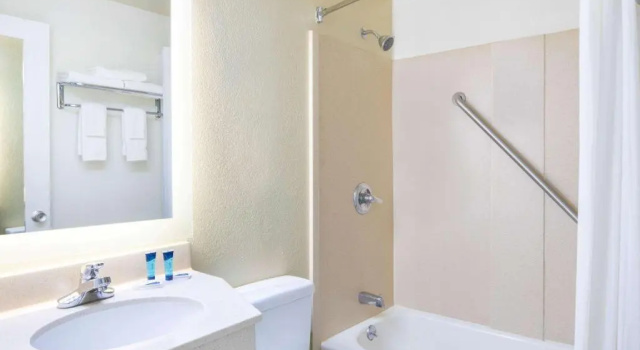Standard Zimmer Howard Johnson by Wyndham Athens