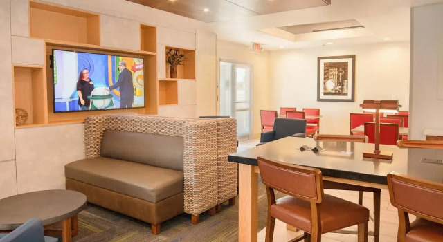 Holiday Inn Express Porterville, Varaa Hotelli Porterville Kalifornia