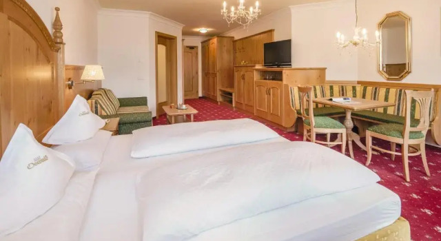 Номер Superior The Oswald Grand Hotel