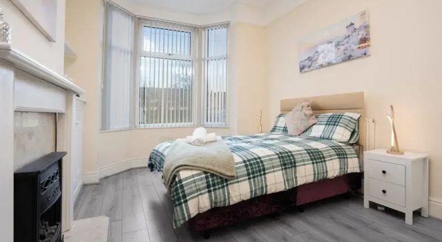 Spacious 4-bedroom Manchester Retreat With Garden, Забронировать Дом для отпуска Отели Манчестера с парковкой, Парковка