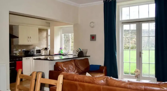 3 Bedroom Home With Garden Near Edinburgh New Town, Забронировать Дом для отпуска Новый город Эдинбург, рядом с Железнодорожный вокзал Эдинбург-Уэверли