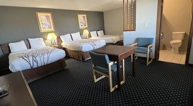 Трёхместный номер Deluxe Greensburg Inn