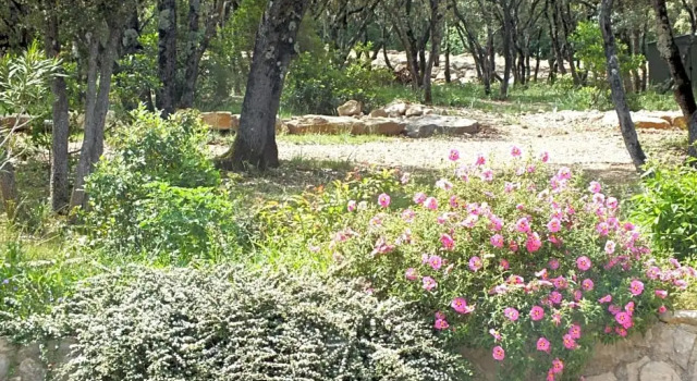 B&B Le Mas Des Chenes, Rezervovat Penzión se snídaní Hotely v Vacquieres s parkováním, Parkování