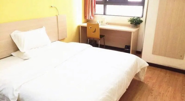 7 Days Inn·Xinyang Railway Station Square, Prenota Hotel Xinyang Henan