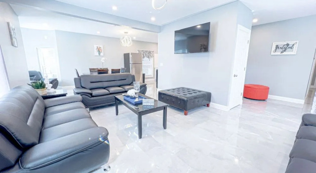 Group Friendly 6BR Near Aquarium & Niagara Falls, Забронировать Дом для отпуска Коттеджи Ниагара Фолс, рядом с Круиз Maid of the Mist, Коттедж