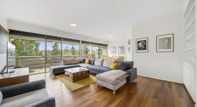 Bright 2-bed With Private Balcony