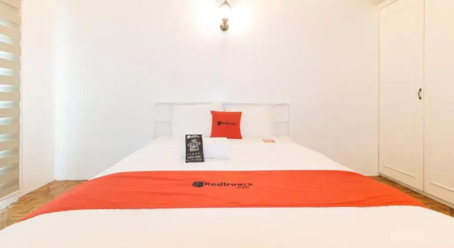 Номер Deluxe RedDoorz at The Providence Tower