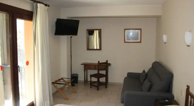 Четырёхместный номер Standard с балконом Hotel Xalet Besolí