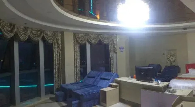 Люкс Deluxe Junshang Holiday Hotel (Wuhu Wanchun Commercial Plaza Fangte Branch)