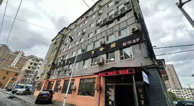 Genting·Net Red Light Luxury Homestay (Yanji Yanbian University Net Red Wall Store)