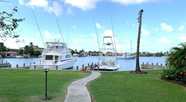 Номер Standard Bay View #7 Is A 2-bed, 3.5-bath Waterfront Townhouse In A Gated Community. 2 Bedroom Townhouse by RedAwning