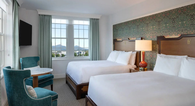 Четырёхместный номер Deluxe Hotel Roanoke & Conference Center, Curio Collection by Hilton