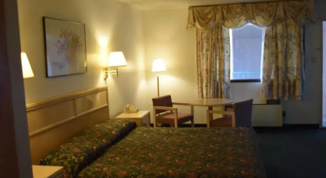 Номер Standard Travelers Inn & Suites