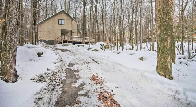 Коттедж с 3 комнатами с балконом Cozy Lake Ariel Home w/ Community Amenities!