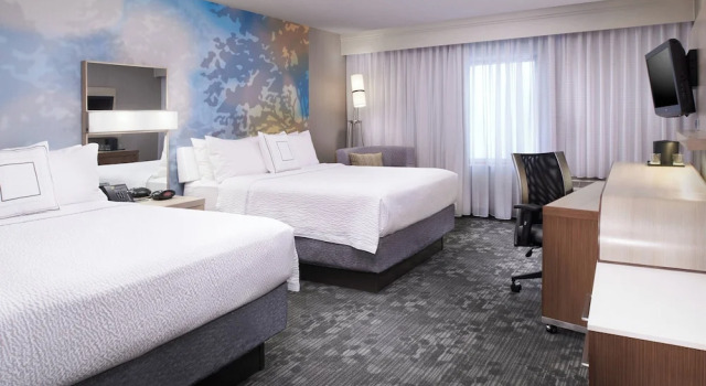 Четырёхместный номер Standard с балконом Courtyard Cleveland Independence