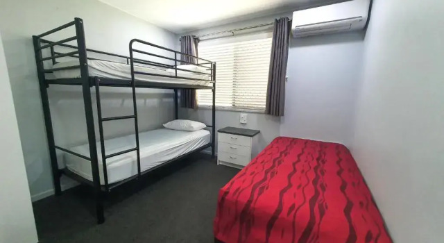 Коттедж с 2 комнатами Alex Beach Cabins and Tourist Park