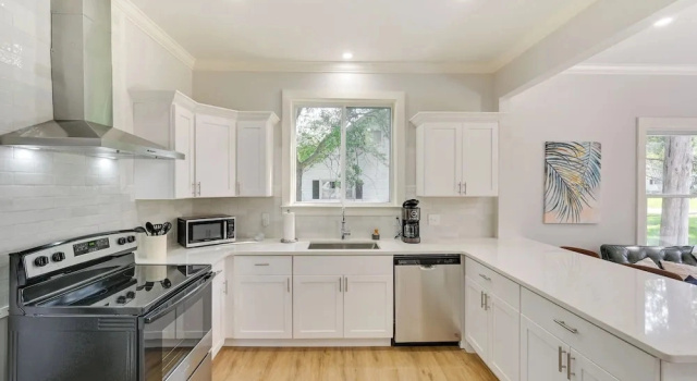 Коттедж Updated Greenville Home w/ Backyard!