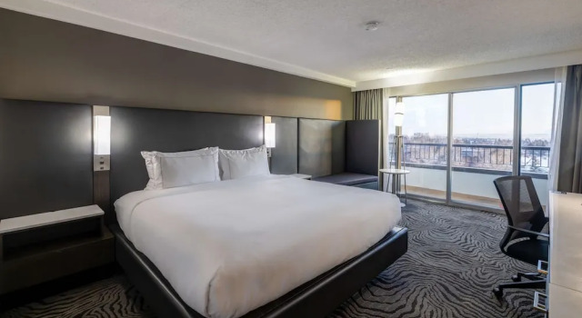 Двухместный номер Standard с балконом DoubleTree by Hilton Calgary North