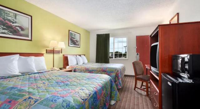Четырёхместный номер Standard Days Inn by Wyndham Turlock