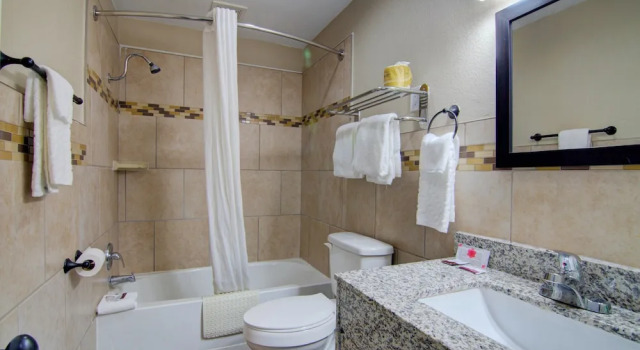 Двухместный люкс Westbridge Inn & Suites