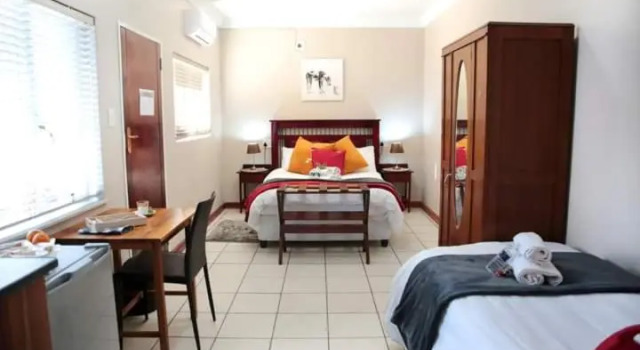 Alucarni Guest House with solar energy, Забронировать Гостевой дом Отели Апингтон с бассейном, рядом с Kalahari Mall, Бассейн