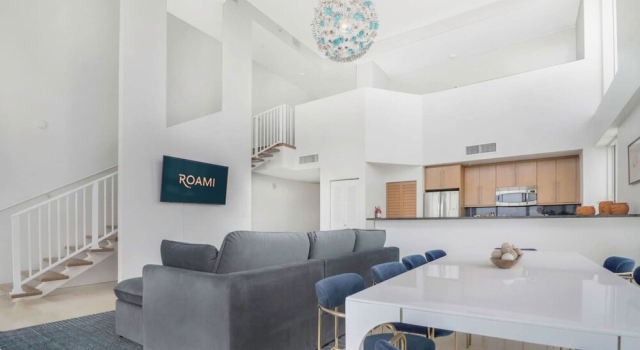 Кровать в общем номере с балконом Roami at Adagio