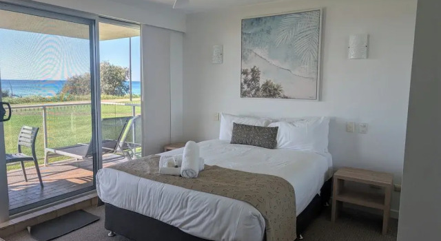 Апартаменты Deluxe Pacific Surf Absolute Beachfront Apartments