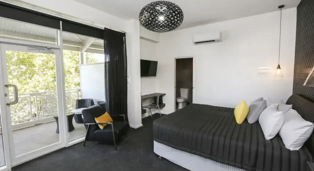 Люкс с балконом Indulge Apartments - CBD