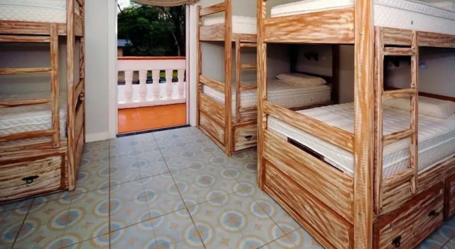 Кровать в общем номере (женский номер) с балконом Hostel Poesia