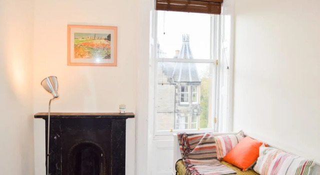 2 Bedroom Apartment in Edinburgh With Views, Забронировать Апартаменты/квартира Эдинбург Midlothian, рядом с Национальный музей Шотландии