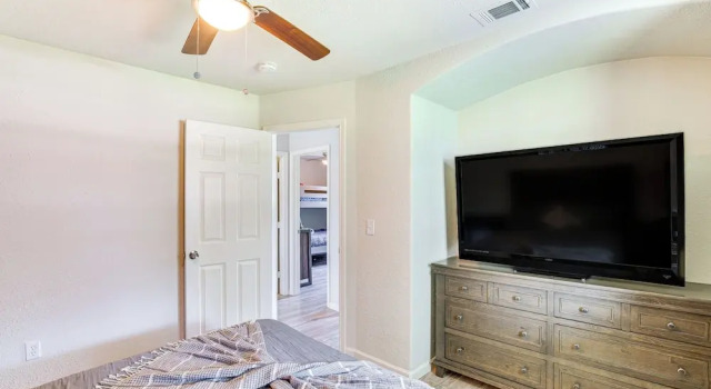 Granbury Home w/ Lake Views ~ 6 Mi to Boat Launch!, Забронировать Дом для отпуска Коттеджи Гранбери, Коттедж