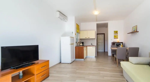 Nice Apartment in Brist With 1 Bedrooms and Wifi, Rezerwuj Apartament Hotele w Split-Dalmatia County z parkingiem, Parking