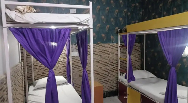 Кровать в общем номере Goroomgo Mahamaya Guest House Varanasi