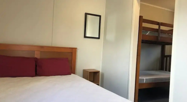 Кровать в общем номере Tongariro Holiday Park