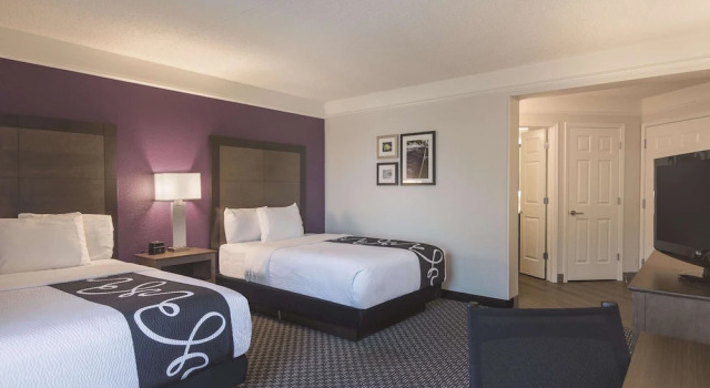 Четырёхместный номер Standard с красивым видом из окна La Quinta by Wyndham Oklahoma City Norman