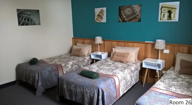 Семейный номер Standard с балконом Moe Motor Inn - After Hours Check Inn Available