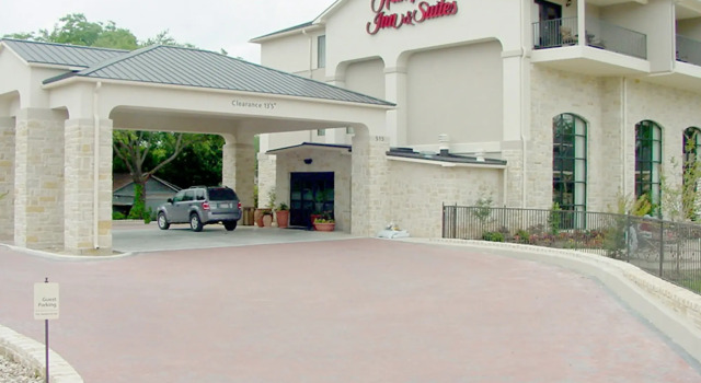 Hampton Inn & Suites Fredericksburg, Забронировать Отель Фредериксберг Texas Wine Country, рядом с Театр Rockbox