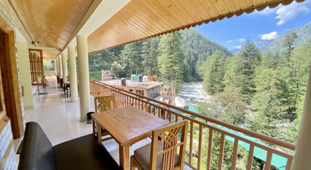Hotel Purnima - A Riverside Hotel in Kasol, Забронировать Отель Отели Касоль с парковкой, Парковка