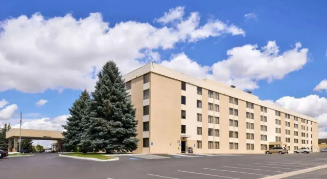 Ramada Plaza by Wyndham Sheridan Hotel & Convention Center