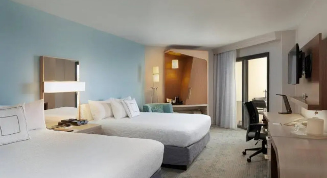 Четырёхместный номер Standard с видом на бассейн Marriott Isla Verde Beach Resort