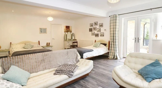 Rhinegold Bungalow, Rezervați Hotel Sheffield 