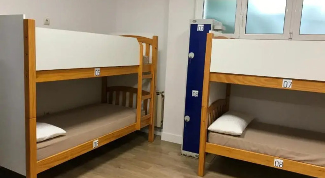 Кровать в общем номере Albergue O Burgo