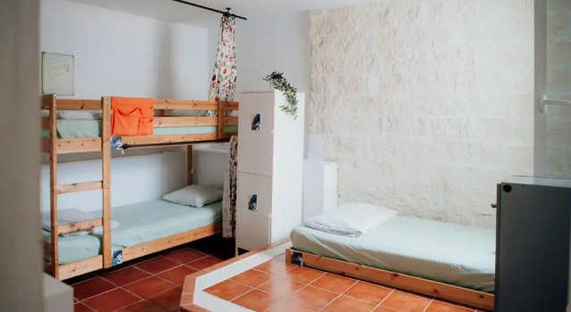 Кровать в общем номере Endless Summer Hostel